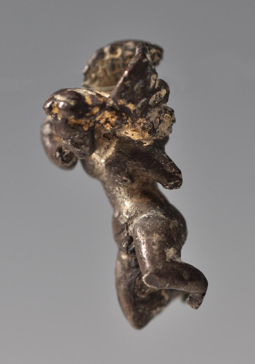 2018   -  ARQUEOLOGÍA. ROMA. Imperio Romano. Figura de Eros (ss. I-II d.C). Plata. Longitud 2, 4 cm.