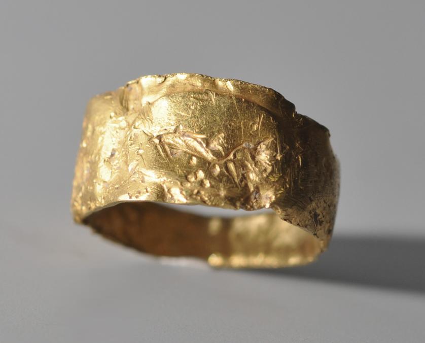 2035   -  ARQUEOLOGÍA. ROMA. Imperio Romano. Anillo con delfín grabado (ss. I-II d.C). Oro. Diámetro interior 17,54 mm.