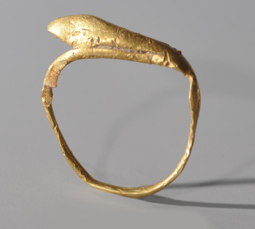 2039   -  ARQUEOLOGÍA. ROMA. Imperio Romano. Anillo que representa a una cobra (ss. II-IV d.C.). Oro. Diámetro interno 18,82 mm.