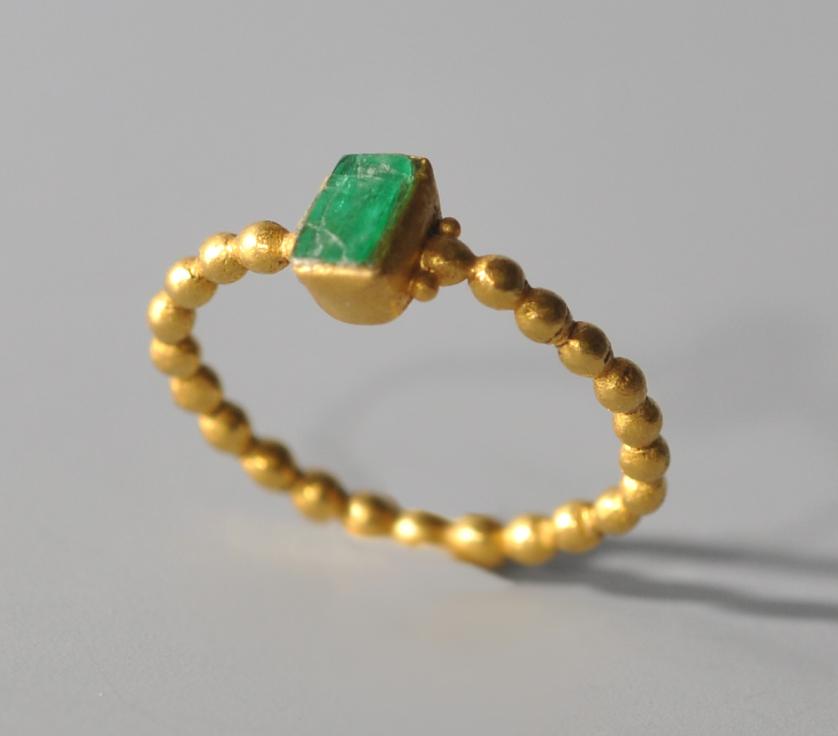 2040   -  ARQUEOLOGÍA. ROMA. Imperio Romano. Anillo granulado (ss. III-V d.C.), con entalladura de jaspe verde . Oro. Diámetro 17,47 mm.