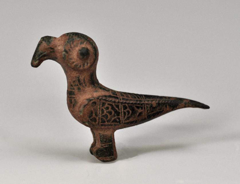 2054   -  ARQUEOLOGÍA. VISIGODOS. Figura de ave exótica (siglo VII d.C). Bronce. Altura 4 cm. Longitud 4 cm.