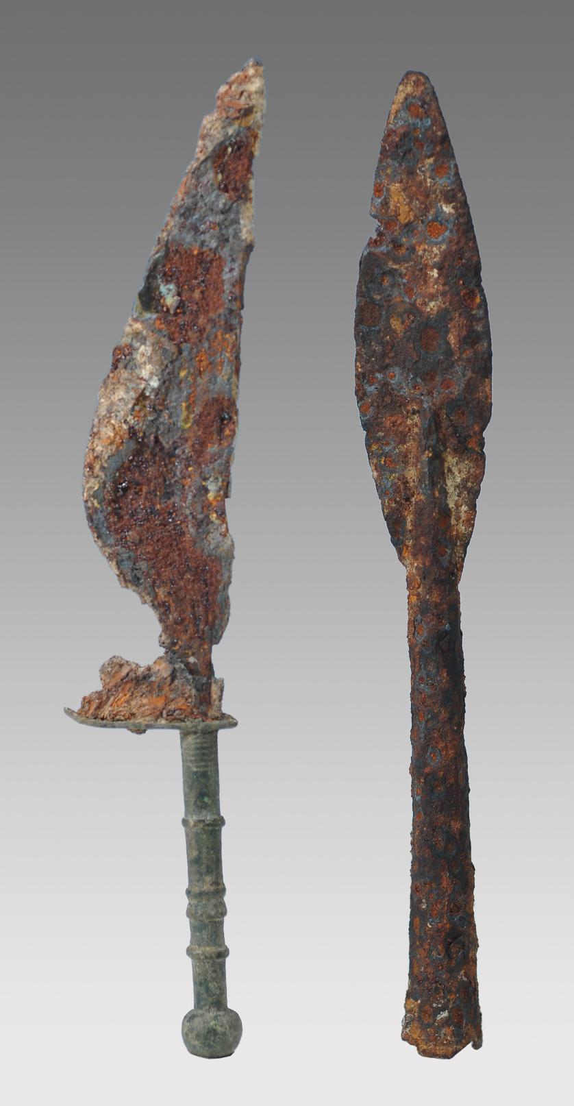 2055   -  ARQUEOLOGÍA. EDAD MEDIA. Punta de lanza y cuchillo con mango decorado (ss. XII-XIV d.C.). Hierro. Longitud 22,7 y 34,5 cm.