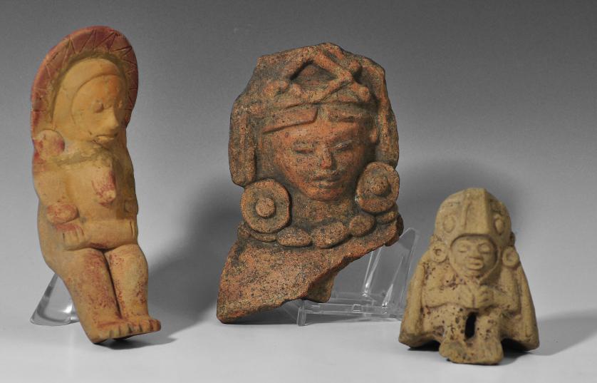 2061   -  ARQUEOLOGÍA. PREHISPÁNICO. Lote de 3 figuras antropomorfas: una inclinada, de la cultura Jama-coaque (600 a.C-400 d.C), con restos de policromía, otra sentada con ropajes rituales y un busto con tocado ritual. Cerámica y terracota. Una de ellas con roturas en su parte inferior. Longitudes entre 16 y 10 cm.