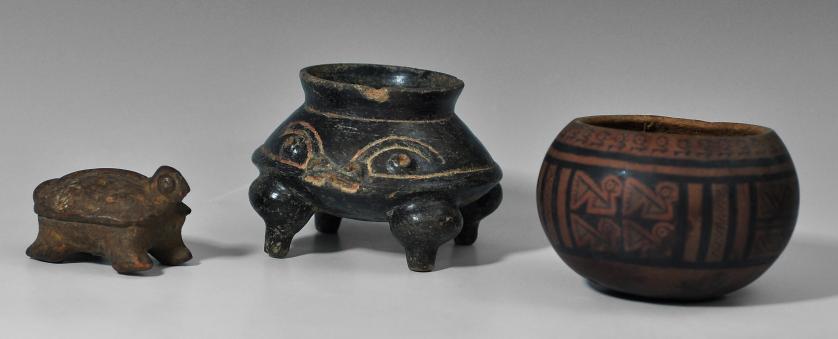 2067   -  ARQUEOLOGÍA. PREHISPÁNICO. Lote de 3 objetos cerámicos: un cuenco de piel de calabaza inca, una tortuga de cerámica con dos orificios en la parte supe­rior y un cuenco zoomorfo ritual de ceramica bruñida negra. Periodo Formativo Temprano-Medio. Longitud 15, 10 y 7 cm.