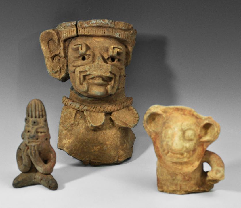 2068   -  ARQUEOLOGÍA. PREHISPÁNICO. Lote de 3 figuras de diversas epocas y culturas. Periodo Formativo Medio. Cerámica. Una rota en varios pedazos y otra pegada. Altura 24, 14 y 16 cm.