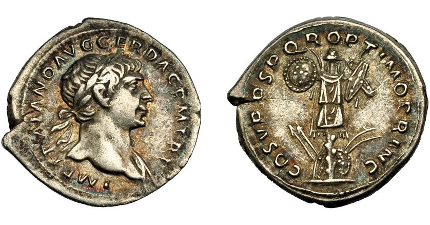 252   -  IMPERIO ROMANO. TRAJANO. Denario. Roma (103-111). R/ Trofeo con cuatro escudos, dos espadas y dos jabalinas. AR 1,92 g. 19,5 mm. RIC-147. MBC/MBC+.