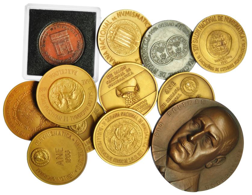 575   -  FRANCISCO FRANCO. Lote de 12 medallas de temas numismáticos. SC.
