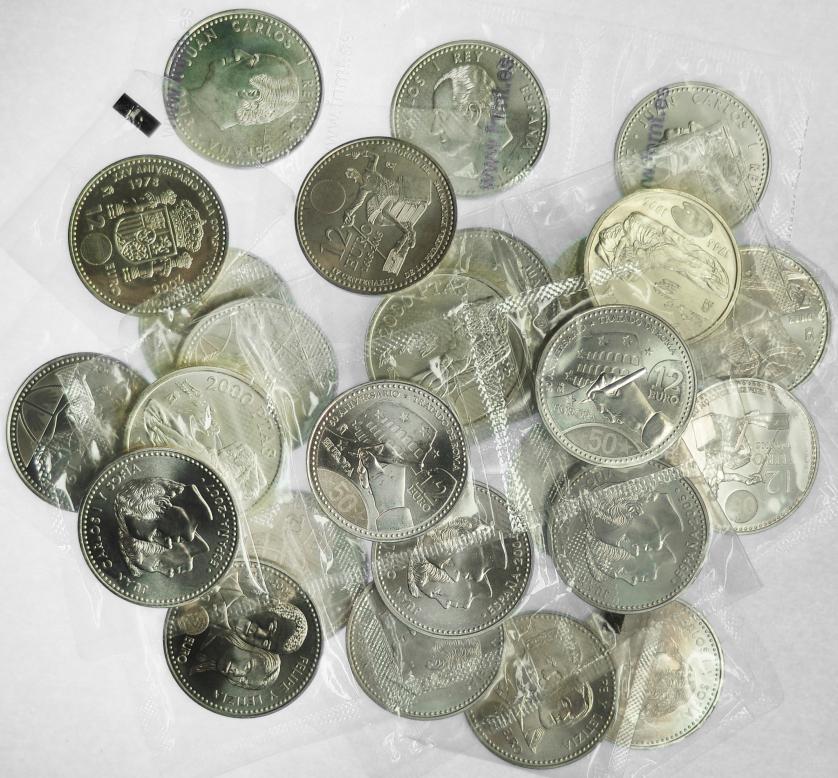 579   -  JUAN CARLOS I. Lote de 28 monedas: 2000 pesetas (4: 1994 a 1996), 12 euros (21: de 2003 a 2009), 30 euros (3). SC.