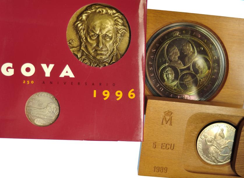 580   -  JUAN CARLOS I. Lote de 4 piezas: 10.000 pesetas 1989, 5 ECU 1989 y 2000 pesetas 1996, todas con su estuche, y la de 2.000 pesetas acompañada de una medalla de Goya. SC.