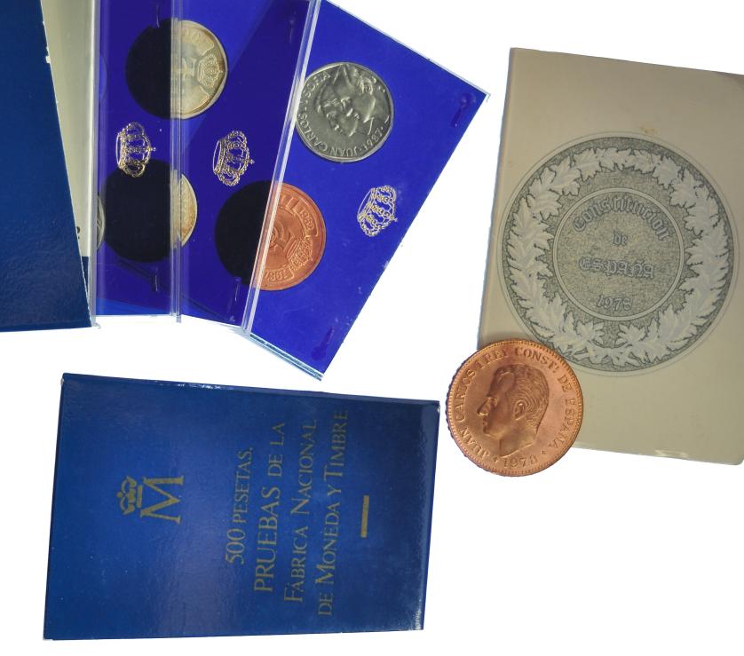 581   -  JUAN CARLOS I. Lote: estuche con 5 monedas XXV Aniversario de boda de Juan Carlos y Sofía y 1 medalla conmemorativa la Constitución de 1978 con librito. Total 6 piezas. SC.