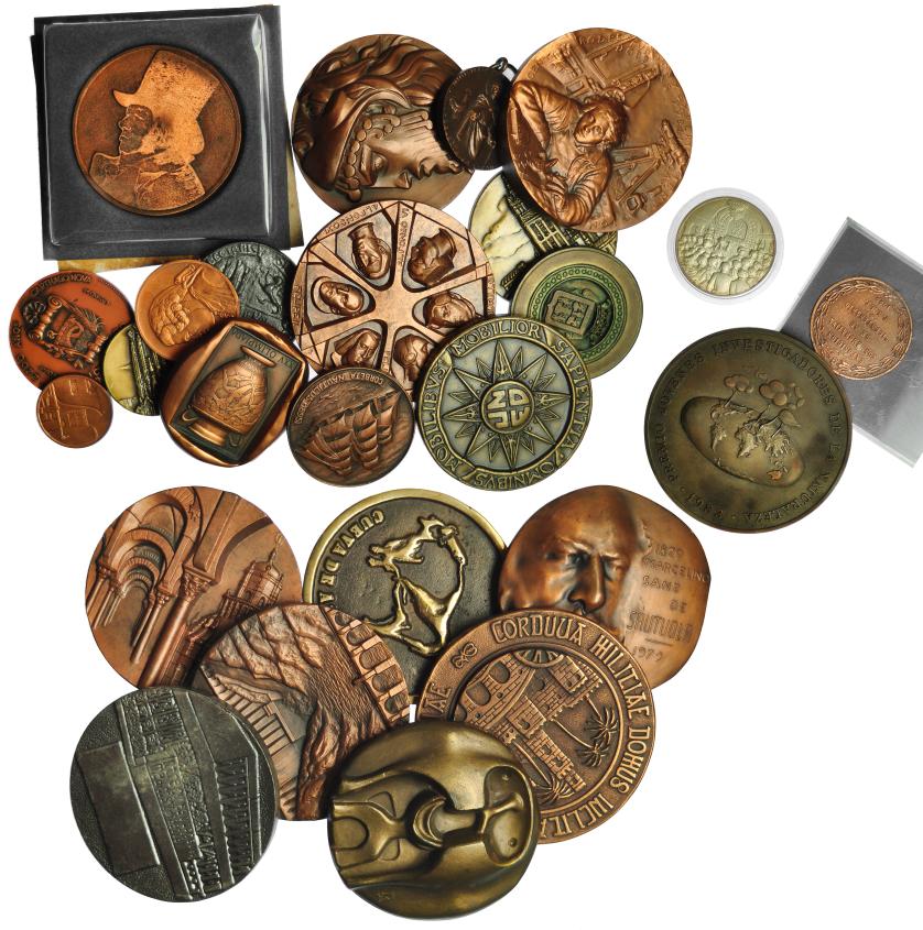 583   -  JUAN CARLOS I. Lote de 26 medallas. Siglo XX. Varios temas y tamaños. SC.