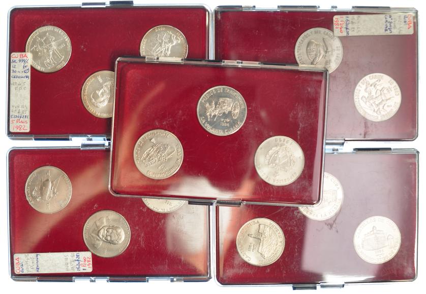 660   -  MONEDAS EXTRANJERAS. CUBA. Lote de 5 estuches de monedas conmemorativas, cada uno con 3 piezas de 1 peso. De 1981 a 1984. Total 15 piezas. SC.