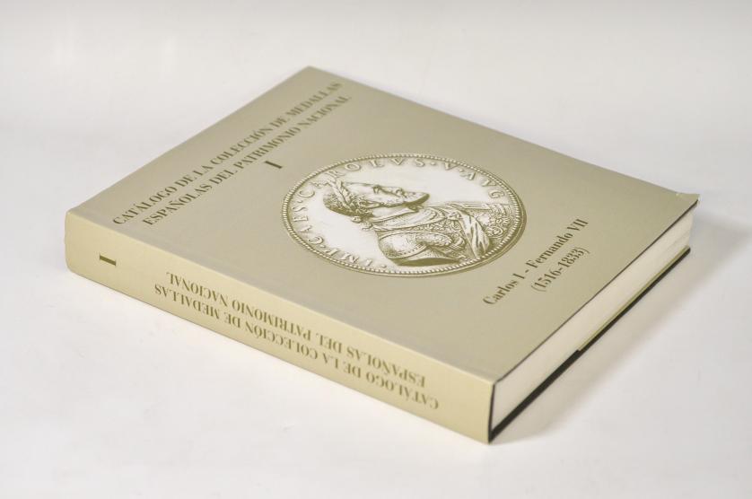 793   -  LIBROS. M. Ruiz Trapero. Catálogo de la colección de medallas españolas de Patrimonio Nacional. Vol. I. Carlos I-Fernando VII (1516-1833).2003. Madrid. Patrimonio Nacional. Tapa dura con sobrecubierta.