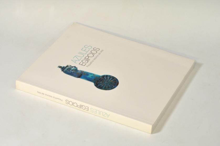 794   -  LIBROS. VV.AA. Azules Egipcios: Pequeños tesoros del Arte. 2005. Madrid. Ayuntamiento de Madrid. Catálogo de exposición. Tapa blanda.