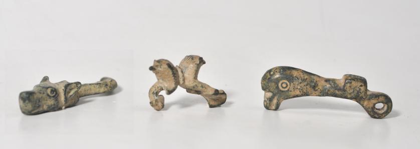 2017   -  ROMA. Imperio Romano. Lote de 3 figuras en miniatura : un aplique con forma de  pato, una cabeza de lobo y una pieza con un animal de dos cabezas. Bronce. Alturas 2,5 a 5 cm.