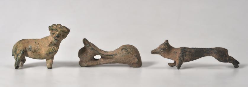 2018   -  ROMA. Imperio Romano. Lote de 3 figuras de animales: un cánido, una cabeza de pato con una bola entre el pico y una leona sin patas. Bronce. Longitud 5,6 cm a 8,5 cm. 