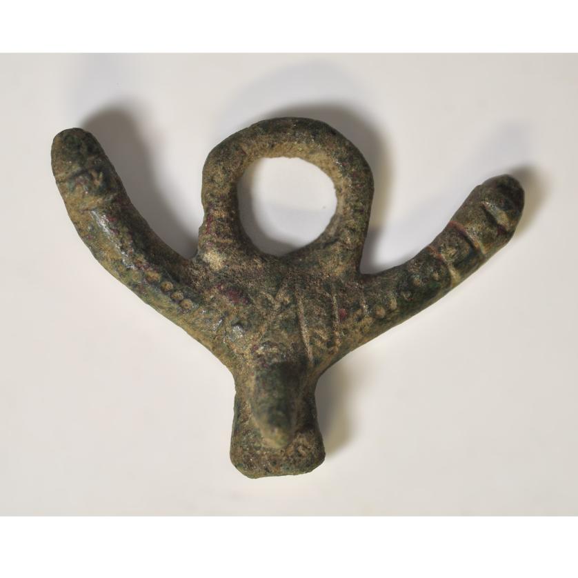 2021   -  ROMA. Imperio Romano. Amuleto fálico doble con higa y anilla en la parte central. Bronce. Longitud 6,0 cm.