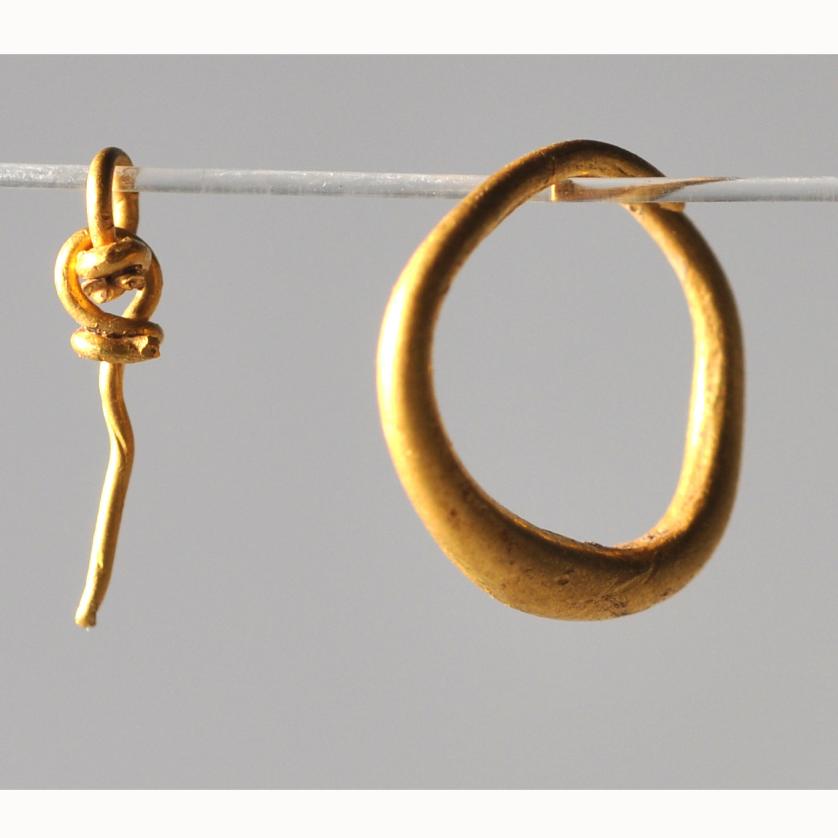 2030   -  ROMA. Imperio Romano. Lote de un pendiente pequeño  y un alambre que formaba parte de un pendiente. Oro. Longitud 0,9cm y 1,05 cm.