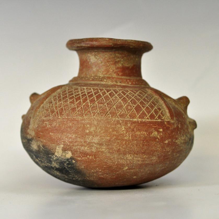 2038   -  PREHISPÁNICO. Cuenco con decoración geométrica. Cultura Moche (150-700 d.C). Terracota con policromía. Longitud 11,5 cm.