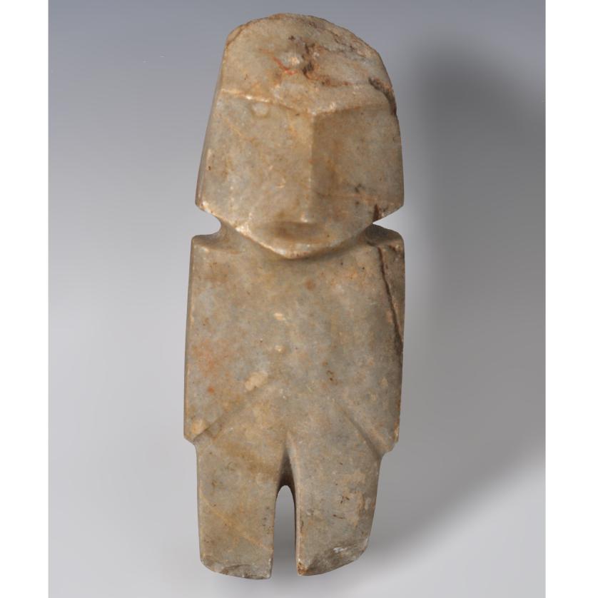 2040   -  PREHISPÁNICO.  Ídolo antropomorfo. Cultura Mezcala (800-200 a.C). Mármol. Longitud 22 cm. Ex Meza Family Collection. Ex Arte Primitivo Gallery.