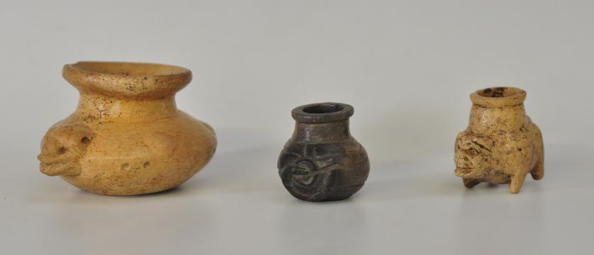 2044   -  PREHISPÁNICO. Lote de 3 frascos medicinales y/o de tabaco. Dos de ellos con decoración zoomorfa. Cultura Maya (550-950 d.C). Terracota. Altura 3,2 cm a 4,5 cm.