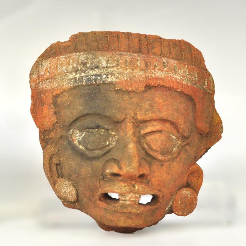 2048   -  PREHISPÁNICO. Fragmento de figura, máscara ritual. Cultura Maya  (800 – 900 d.C). Restos de policromía. Longitud 13 cm.