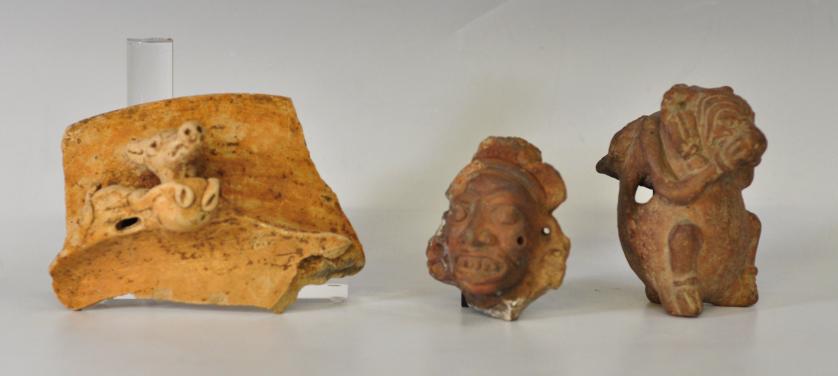 2054   -  PREHISPÁNICO. Lote de 3 piezas de distintas épocas y culturas. Terracota. Dos de ellas son fragmentos de objetos más grandes. Longitud 9 cm a 14 cm.