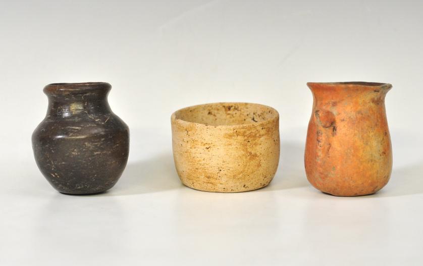 2055   -  PREHISPÁNICO. Lote de 3 vasijas. Periodo Formativo Medio. Terracota y cerámica. Longitud 7 cm a 8 cm.