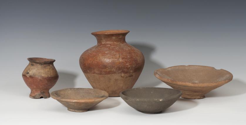 2058   -  PREHISPÁNICO. Período Formativo Temprano-Medio. Terracota. Lote de 5 recipientes cerámicos de diversas épocas y culturas: una olla, una copa, y tres platos. Altura 10,6-19,8 cm. Diámetro 7,7-22,6 cm. En el plato orificios de soldadura (reparación antigua) y borde fragmentado en una de las copas.