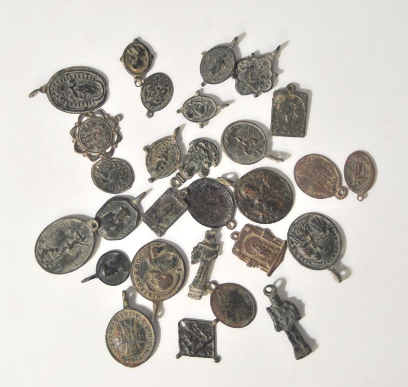2059   -  MEDALLAS. Lote de 28 medallas religiosas de los siglos XIX y XX. En su mayoría de bronce. 