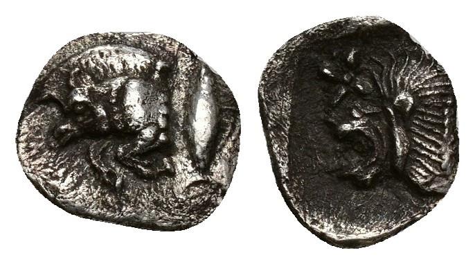 3098   -  GRECIA ANTIGUA. MISIA. Cízyco. Hemióbolo (s. V a.C.). A/ Prótomo de jabalí a izq., detrás atún. R/ Cabeza de león a izq., encima estrella, todo dentro de cuadrado incuso. AR 0,34 g. 9,32 mm. COP-49. SBG-3846 vte. MBC/MBC+.