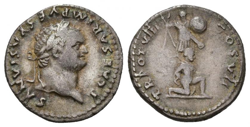 3164   -  IMPERIO ROMANO. TITO (bajo Vespasiano). Denario. Roma (79 d.C.) A/ Cabeza laureada a der.; T CAESAR IMP VESPASIANVS. R/ Cautivo arrodillado, detrás trofeo; TR POT VIII COS VII. AR 3,47 g. 18,04 mm. RIC-1076. MBC-.