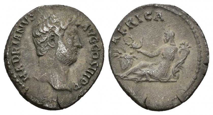 3202   -  IMPERIO ROMANO. ADRIANO. Denario. Roma (130-133). A/ Cabeza a der.; HADRIANVS AVG COS III P P. R/ África recostada a izq. con cornucopia y escorpión, delante cesto con frutas; AFRICA. AR 3,08 g. 18,58 mm. RIC-1495. Pátina plomiza. BC+/MBC-.