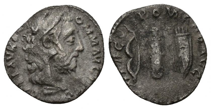 3225   -  IMPERIO ROMANO. CÓMODO. Denario. Roma (191-192). A/ Cabeza con leonté a der.; L AEL AVREL COMM AVG P FEL. R/ Clava entre arco y carcaj; HERCVLI ROMANO AVG. AR 1,97 g. 17,32 mm. RIC-253. BC+. Rara.