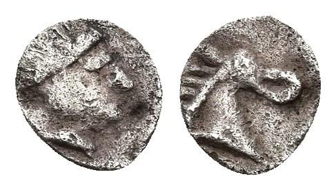 127   -  HISPANIA ANTIGUA. ARSE. Hemióbolo. A/ Cabeza con casco a der. R/ Cabeza de caballo a der. AR 0,16 g. 6,3 mm. I-2043. ACIP-1941. BC+/MBC. Escasa.