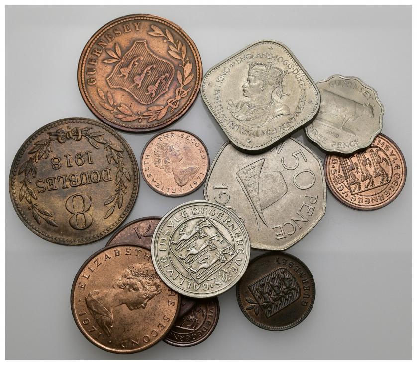 3459   -  MONEDAS EXTRANJERAS. Lote de 12 monedas. Guernsey (10), entre ellas 1 double 1903. Isla de Man (2). Distintos valores y fechas. De MBC a SC.