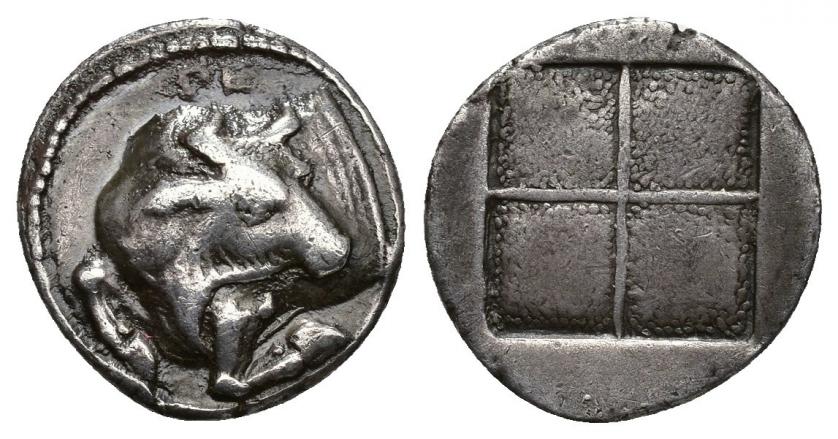 204   -  GRECIA ANTIGUA. MACEDONIA. Acanthus. Tetróbolo (c. 424-380 a.C.). A/ Prótomo de toro a izq., encima IE(?). R/ Cuadrado incuso cuatripartito. AR 2,33 g. 14,5 mm. COP-16 vte. SBG-1863 vte. MBC. Ex colección Guadán, 1805.