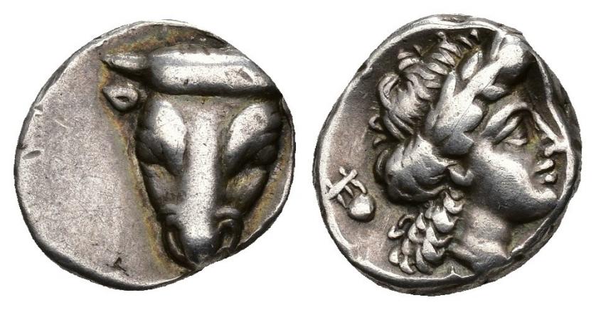 210   -  GRECIA ANTIGUA. FÓCIDE. Trióbolo o hemidracma. A/ Cabeza frontal de toro. R/ Cabeza de Apolo a der., detrás lira, delante (FW). AR 2,40 g. º1,76 mm. COP-121,2. SBG-2353. MBC+. Ex colección Guadán, 2027.