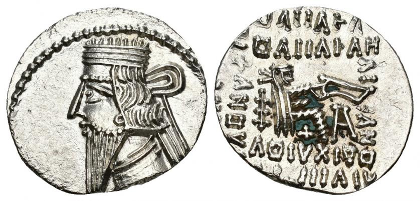 238   -  GRECIA ANTIGUA. REYES DE PARTIA. Vologases III (105-147). Dracma. Ecbatana. R/ Monograma debajo del arco y arquero entronizado. AR 3,42 g. 20,50 mm. SEP-78.4. Leves oxidaciones. EBC+. 