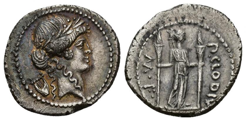 272   -  REPÚBLICA ROMANA. CLAUDIA. P. Claudius M. f. Turrinus. Denario. Roma (42 a.C.). A/ Cabeza de Apolo a der., detrás lira. R/ Diana lucífera con arco, carcaj y dos antorchas: P CLODIV(S)/ M F. AR 3,75 g. 20,32 mm. CRAW-494.23. FFC-569. Pátina irregular. EBC-. 