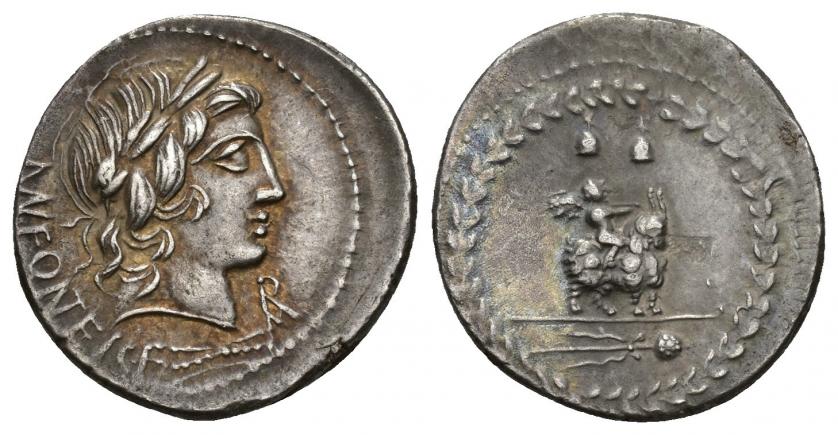 285   -  REPÚBLICA ROMANA. FONTEIA. Mn. Fonteius C.F. Denario. Roma (85 a.C.). A/ Cabeza laureada de Vejovis, debajo haz de rayos, detrás MN FONTEI CF, delante ROMA en monograma. R/ Cupido sobre cabra a der., encima píleos y debajo tirso, alrededor láurea. AR 3,79 g. 20,21 mm. CRAW-353.1a. FFC-717. Hojita en rev. EBC-/MBC+. 