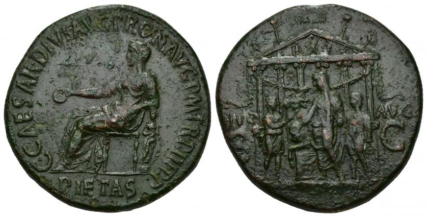 395   -  IMPERIO ROMANO. CALÍGULA. Sestercio. Roma (37-38 d.C.). A/ Pietas sentada a izq. con pátera y apoyando el codo en figura, en exergo PIETAS; C CAESAR DIVI AVG PRON AVG P M TR P III P P. R/ Templo hexástilo engalanado, en primer plano el emperador togado a izq. sacrificando toro sobre altar acompañado de otros dos personajes, en campo DIVO-AVG, S-C. AE 28,53 g. 34,4 mm. RIC-51. Pátina verde. MBC. Rara. 