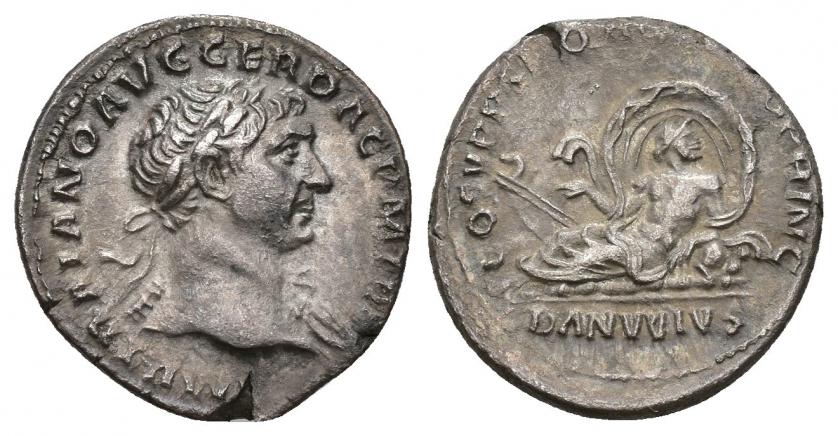 448   -  IMPERIO ROMANO. TRAJANO. Denario. Roma (103-111). A/ Busto laureado a der., drapeado sobre el hombro izq.; IMP TRAIANO AVG GER DAC P M TR P. R/ El Danubio recostado a izq.; exergo DANVVIVS; COS V P P SPQR O(PTIMO P)RINC. AR 2,85 g. 17,6 mm. Cospel abierto. EBC-/MBC+.