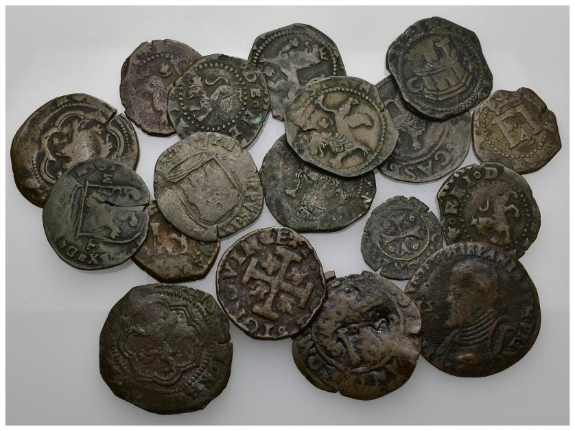 613   -  FELIPE II. Lote de 18 monedas de cobre de Felipe II a Felipe IV, 3 de ellas de Navarra. De BC a MBC-.