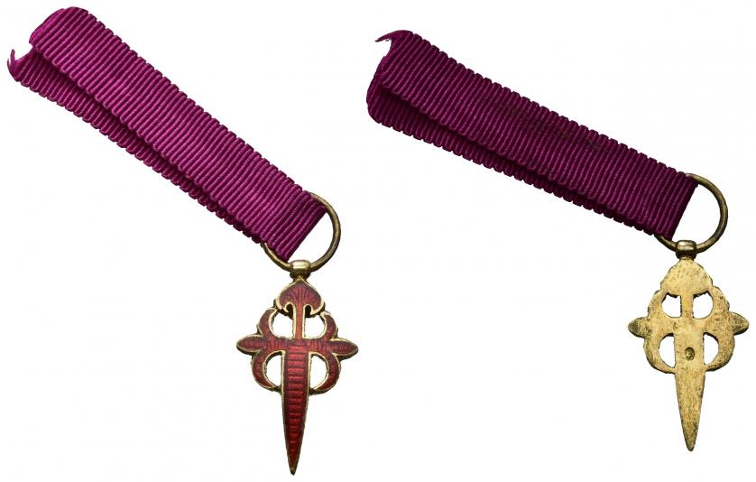842   -  ALFONSO XIII. Orden de Santiago. Miniatura de la cruz-espada (2 cm.) en oro y esmalte con cinta. G-463 vte. EBC+.