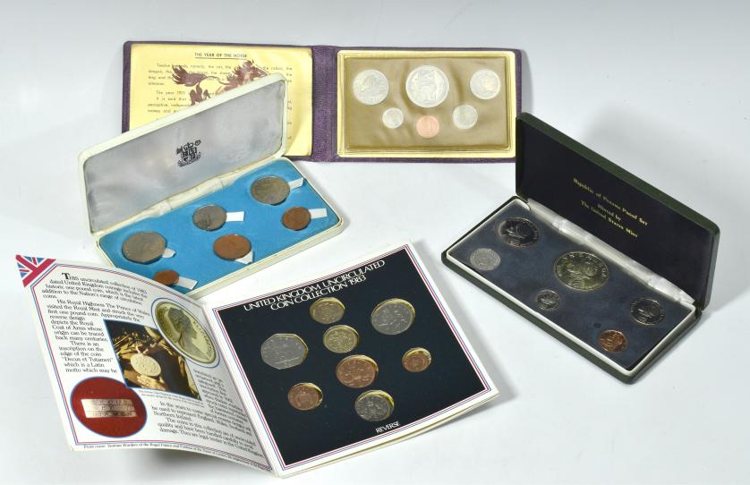 854   -  MONEDAS EXTRANJERAS. Lote de 4 estuches: Panamá (6 piezas: Balboa, 1/2 balboa, 1/4 balboa, 1/10 balboa, 5 centésimos y 1 centésimo 1974); Reino Unido (colección de 8 monedas: 1983), Singapur (colección de 6 monedas, 