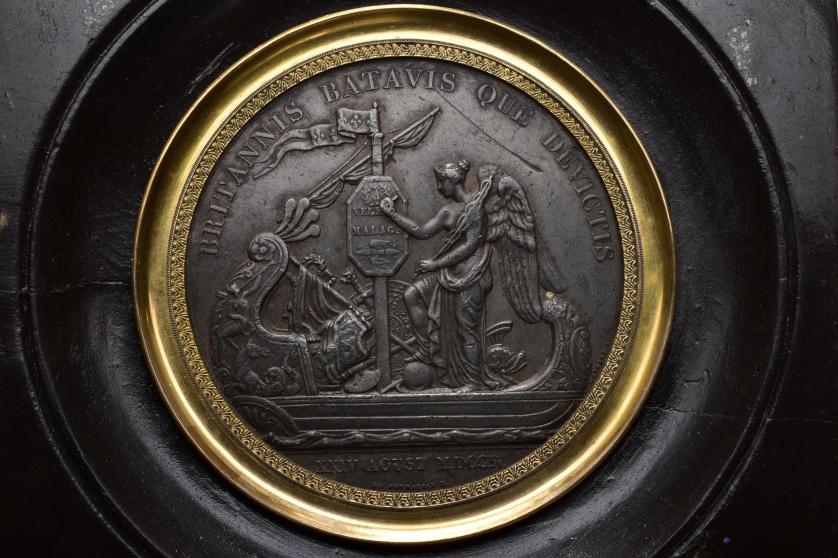 871   -  MONEDAS EXTRANJERAS. FRANCIA. Luis XVIII. Medalla enmarcada. Batalla naval de Vélez-Málaga (1704). PB. Raya. MBC+.