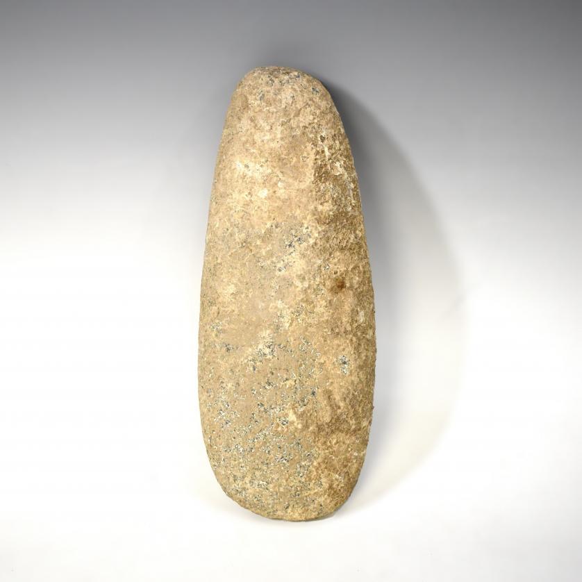 2001   -  PREHISTORIA. Neolítico-Calcolítico. Hacha (c. 3000 - 1700 a. C). Cuarcita. Altura 21,5 cm. 