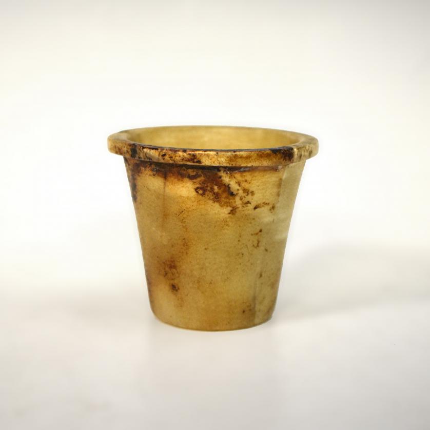 2003   -  ANTIGUO EGIPTO. Vaso con cuerpo troncocónico y borde exvasado. Imperio Medio (ca. 1991-1786 a. C). Alabastro. Altura 6 cm. 