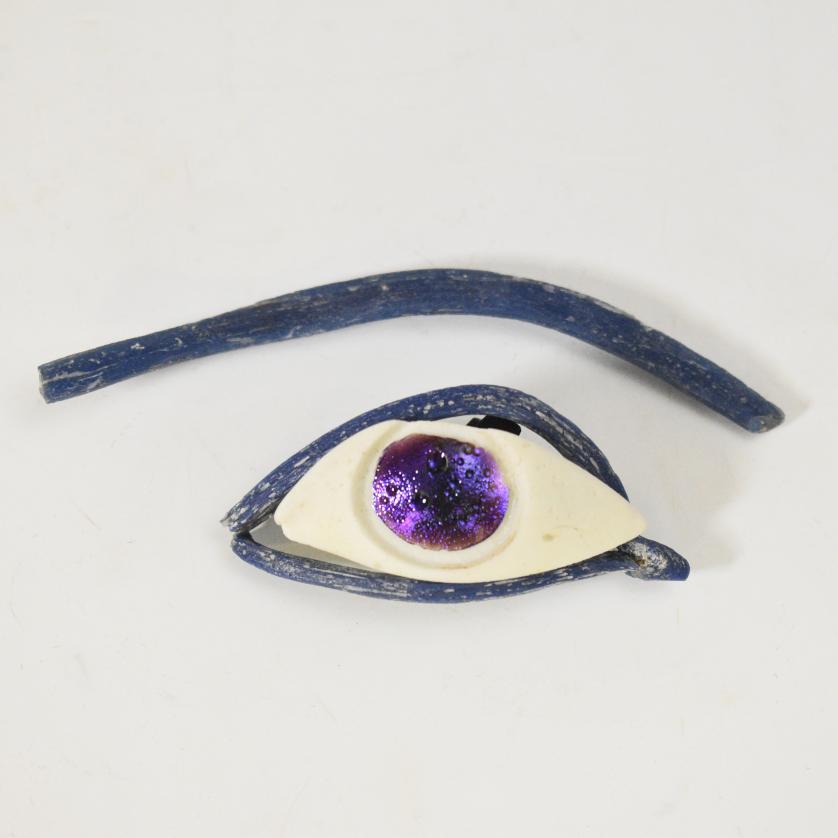 2006   -  ANTIGUO EGIPTO. Contorno de ojo en vidrio azul, con pupila. Dinastía XVIII (c. 1550-1292 a. C). Vidrio. Longitud 9,5 cm. 